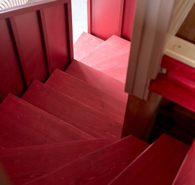 красные ступени для лестницы на заказ