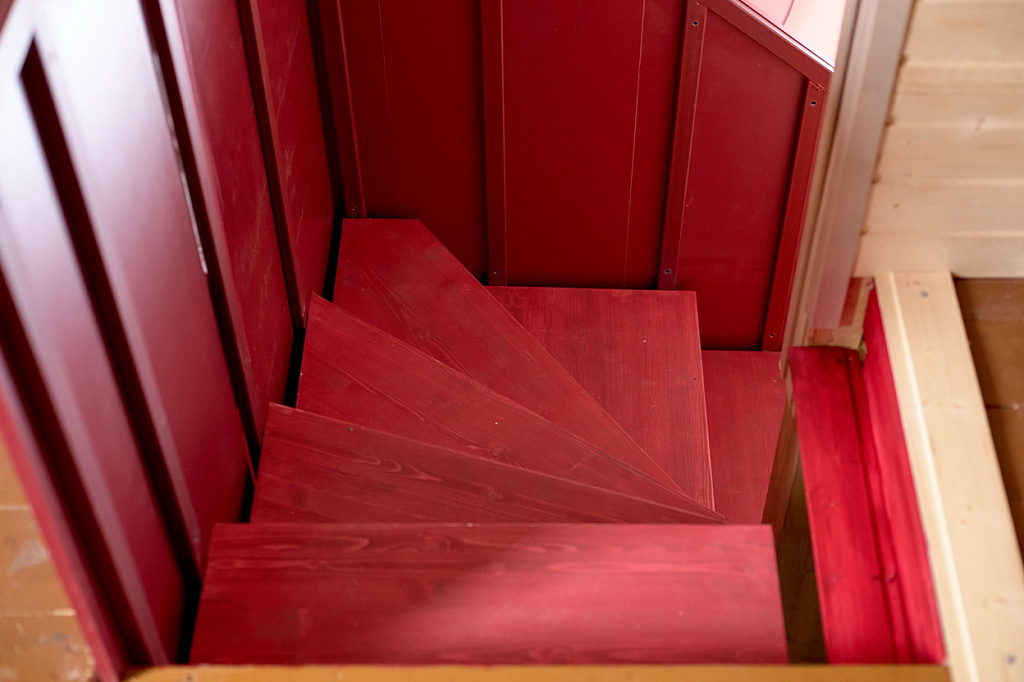 Кухня с верстаком и красная лестница