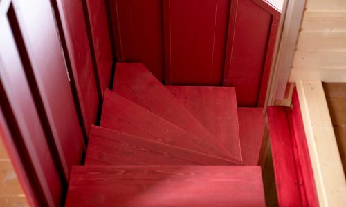 Кухня с верстаком и красная лестница