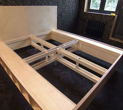 Кровать со стеллажом на заказ 